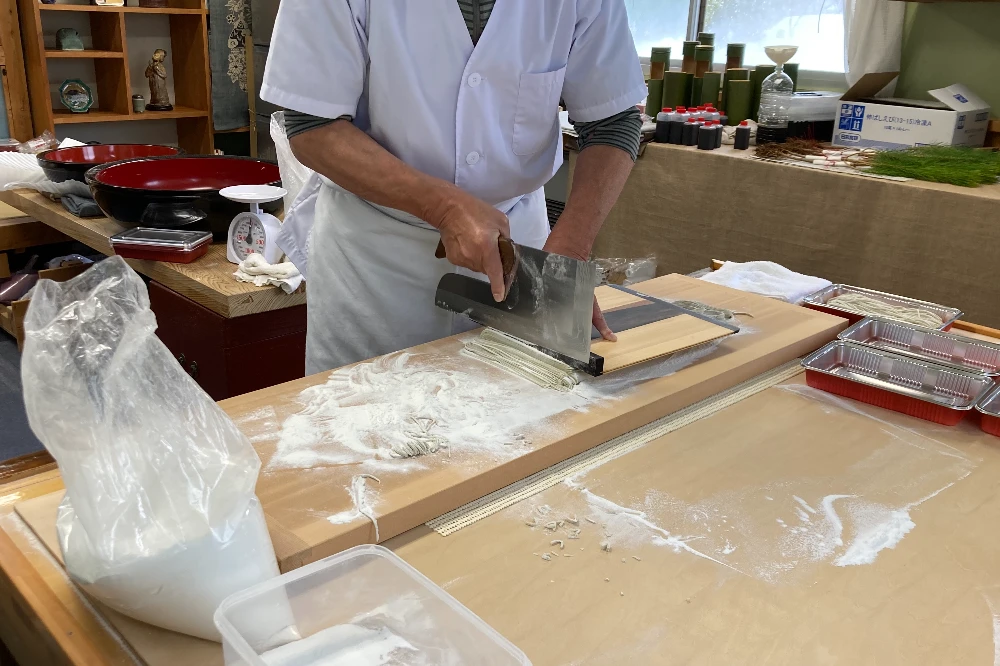 蕎麦を打つ手元